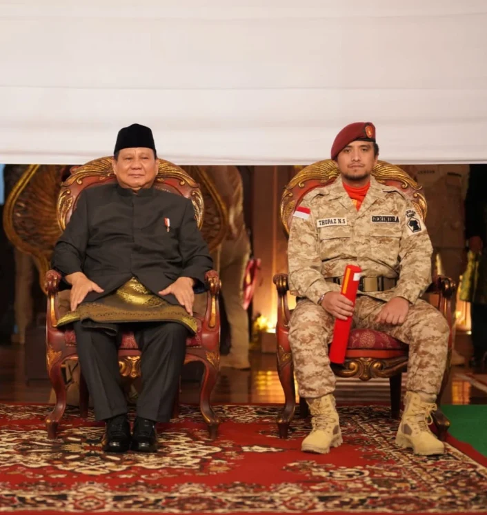 Thopaz mengenakan seragam diklat dan duduk bersama Prabowo Subianto saat dokumentasi penyerahan sertifikat.